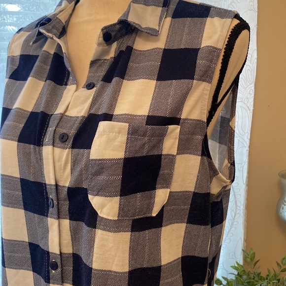 Navy blue gingham print sleeveless button down top - Picture 3 of 4